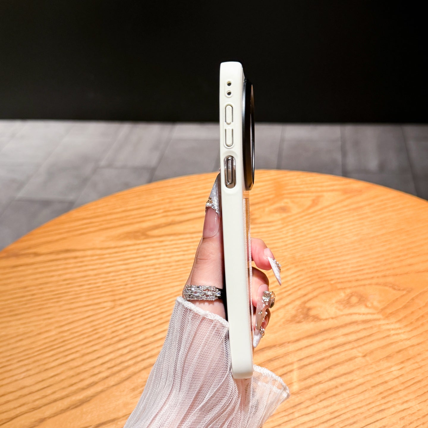 Huawei Mate80promax mobil telefon qutusu, çox yönlü Porsche modeli mate70air, hər şey daxil obyektiv, ultra nazik düşməyə qarşı 60pro+ qoruyucu örtük, maqnit udma, yüksək səviyyəli hiss, sadə lüks və şəxsiyyət üçün uyğundur.