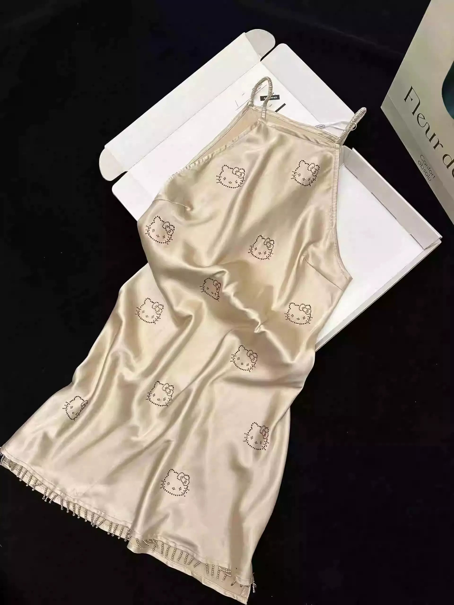 Hello Kitty çaplı ipək pijama, sinə yastıqları və qayışlarla təmiz seksual üslubda qolsuz V-yaxa ev geyimi dəsti