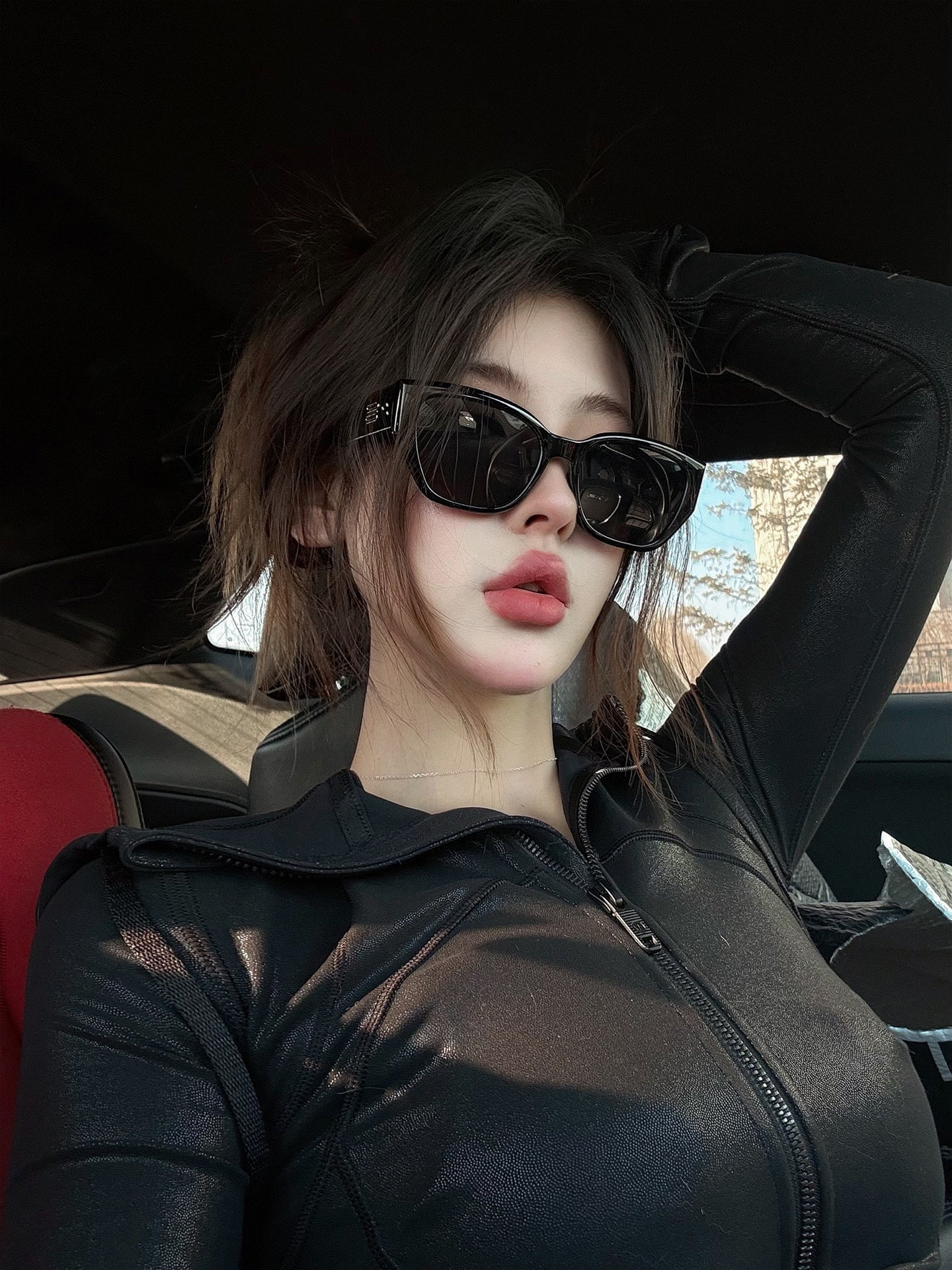 Qadınlar üçün retro pişik gözü qütblü günəş eynəklərinin Koreya versiyası, yüksək səviyyəli, anti-UV kölgəsi, üz göstərən, kiçik qara yay günəş eynəyi
