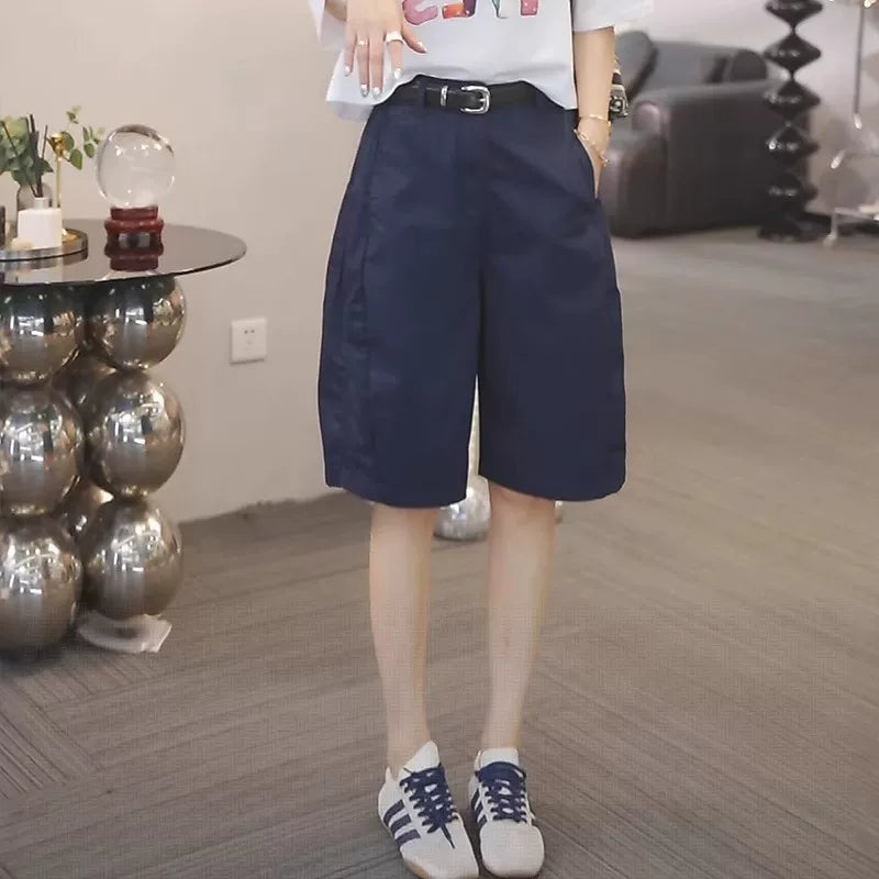 Bu ilin ən dəbli böyük ölçülü gündəlik geniş ayaqlı qısa şalvarlar böyük ölçülü qadınlar üçün çox yönlü və şıkdır, yay üçün mükəmməldir. Onlar dəbli, geniş bədən quruluşuna malik və arıqladır.