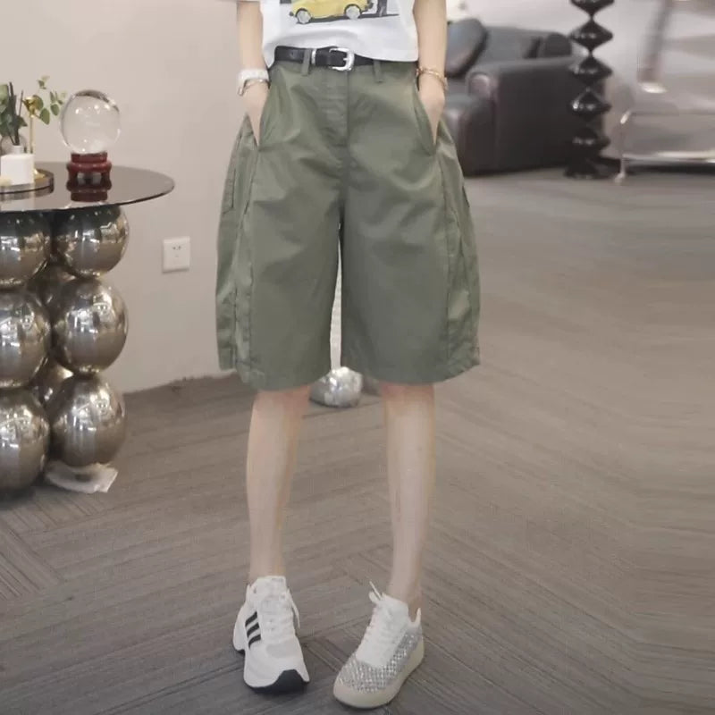 Bu ilin ən dəbli böyük ölçülü gündəlik geniş ayaqlı qısa şalvarlar böyük ölçülü qadınlar üçün çox yönlü və şıkdır, yay üçün mükəmməldir. Onlar dəbli, geniş bədən quruluşuna malik və arıqladır.