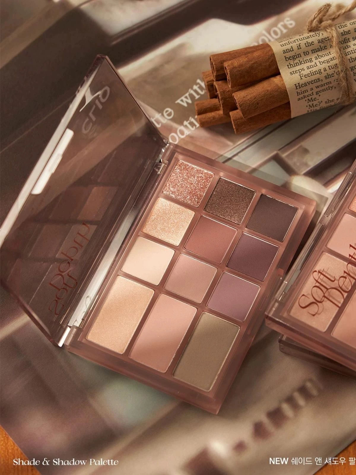 Clio Korea-nın payız/qış üçün yeni 12 rəngli göz kölgəsi palitrası, təbii torpaq tonları da daxil olmaqla, mat, parıltılı və vurğulayıcı çalarları özündə birləşdirir. (Orijinal məhsul)