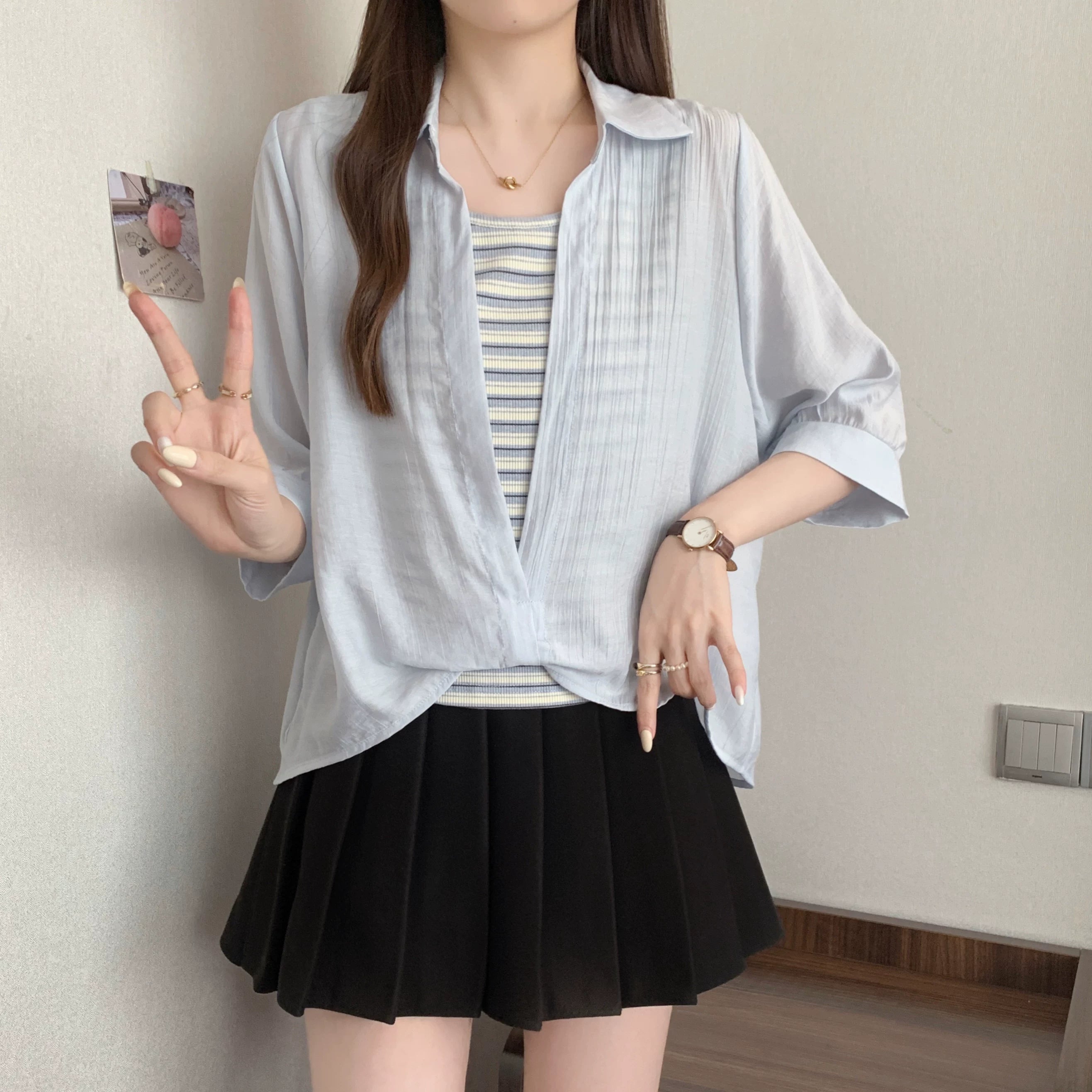 Qadınlar üçün böyük ölçülü dizaynlı, düyünlü süni iki hissəli qısaqol köynək, 2026-cı ilin yayı, geniş formalı, şık və gözəl, dəbli top.