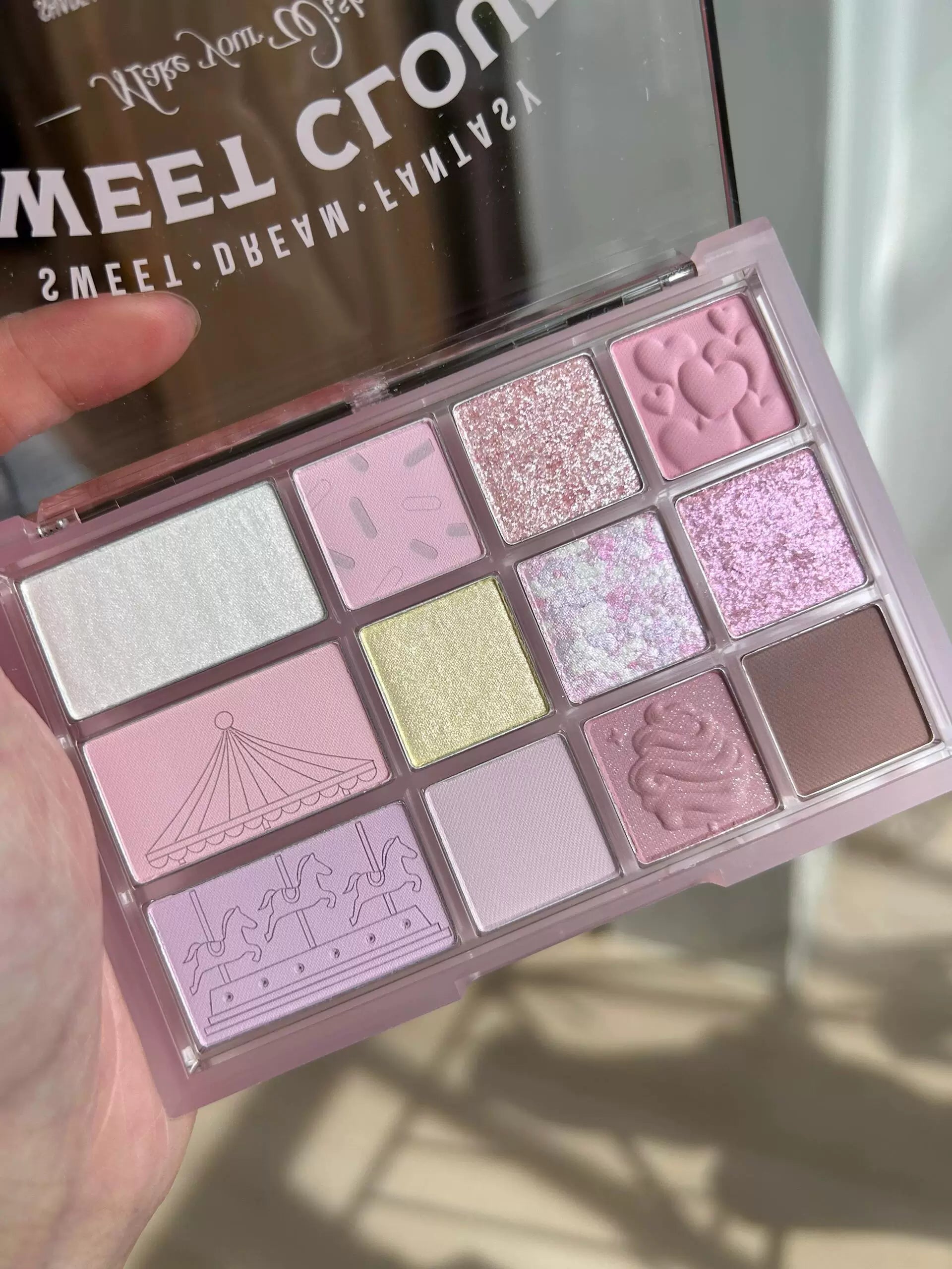 Clio Korea-nın payız/qış üçün yeni 12 rəngli göz kölgəsi palitrası, təbii torpaq tonları da daxil olmaqla, mat, parıltılı və vurğulayıcı çalarları özündə birləşdirir. (Orijinal məhsul)