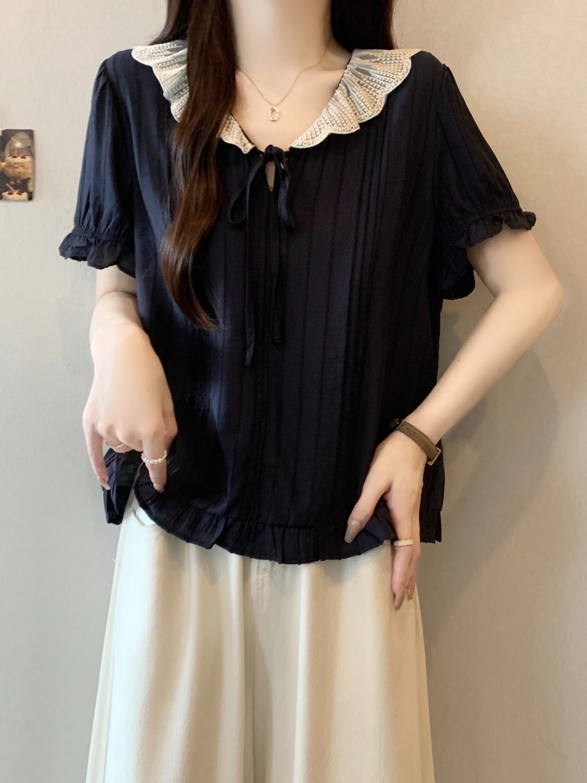 Tünd göy rəngli Peter Pan yaxası, düz çiyinlər, qısaqol köynək, böyük ölçülü qadınlar üçün yeni yay modası, arıqladan və geniş formada, çox şirin top.