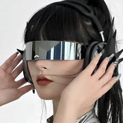 Şəkil çəkdirmək üçün Cyberpunk futuristik texnologiyaya uyğun eynəklər, dəbli kişi və qadın elmi-fantastik baş bantları, günəş eynəkləri, küçə diskotekaları və hamısı bir yerdə