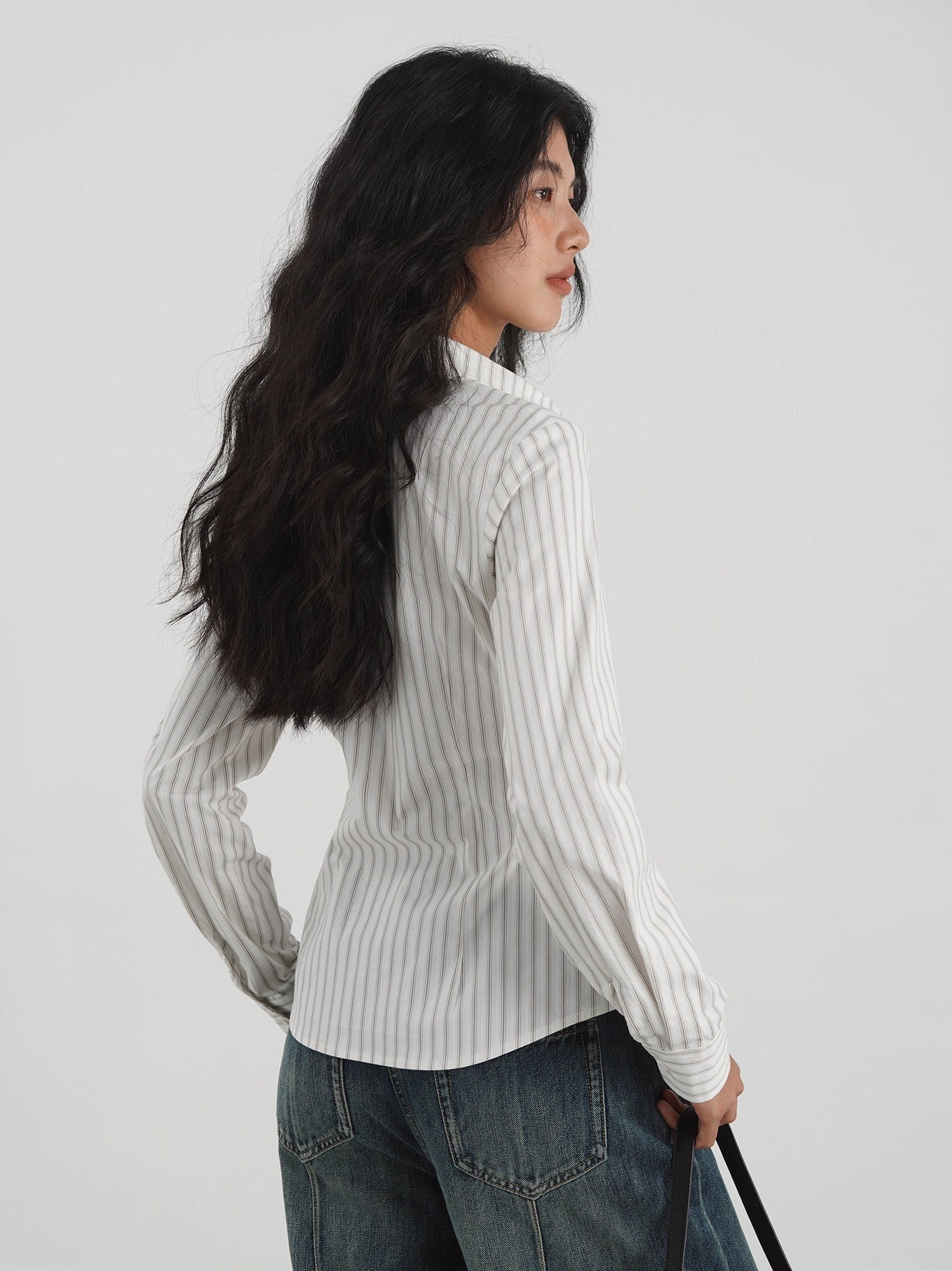 Qadınlar üçün açıq ağ rəngli uzunqol zolaqlı köynək, yeni 2025 payız dizaynı, unikal incə forma, polo yaxalıqlı köynək.