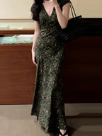 2025-ci ilin yayı üçün yeni dəbli məhsul olan qadınlar üçün fransız üslubunda yaşıl retro çiçəkli don, bu ilin dəbli yüksək səviyyəli, uyğun bel ölçülü maksi don.