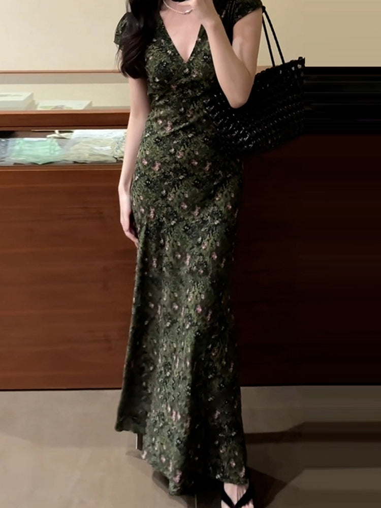 2025-ci ilin yayı üçün yeni dəbli məhsul olan qadınlar üçün fransız üslubunda yaşıl retro çiçəkli don, bu ilin dəbli yüksək səviyyəli, uyğun bel ölçülü maksi don.