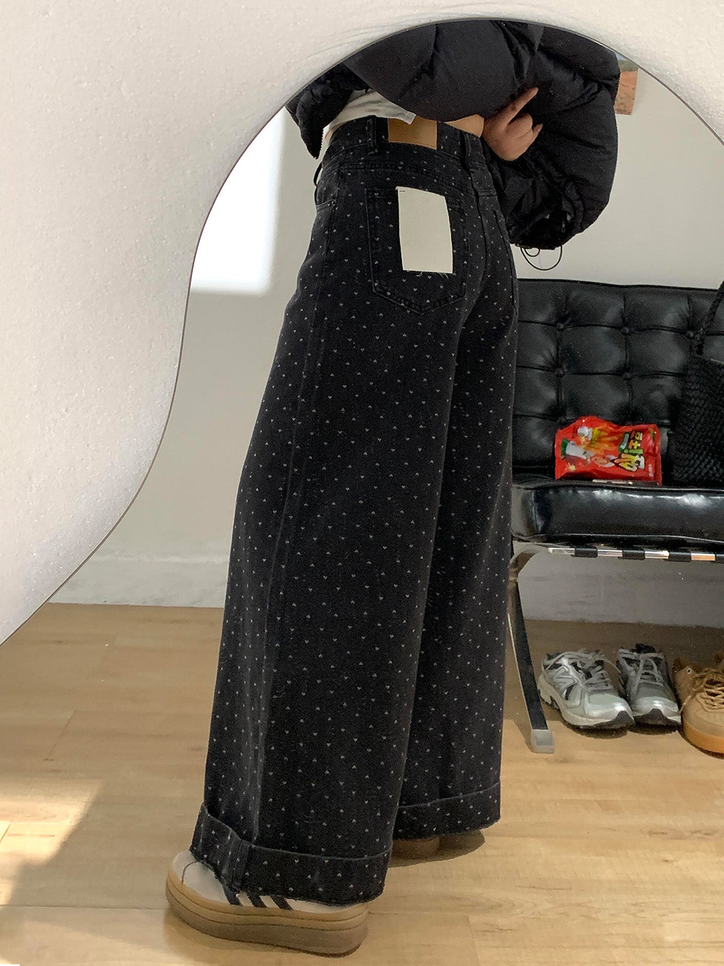 Qadınlar üçün qara retro ürək naxışlı enli ayaqlı cins şalvar, payız və qış, flis astarlı, böyük ölçülü, boş formalı, yüksək bel və pərdə.