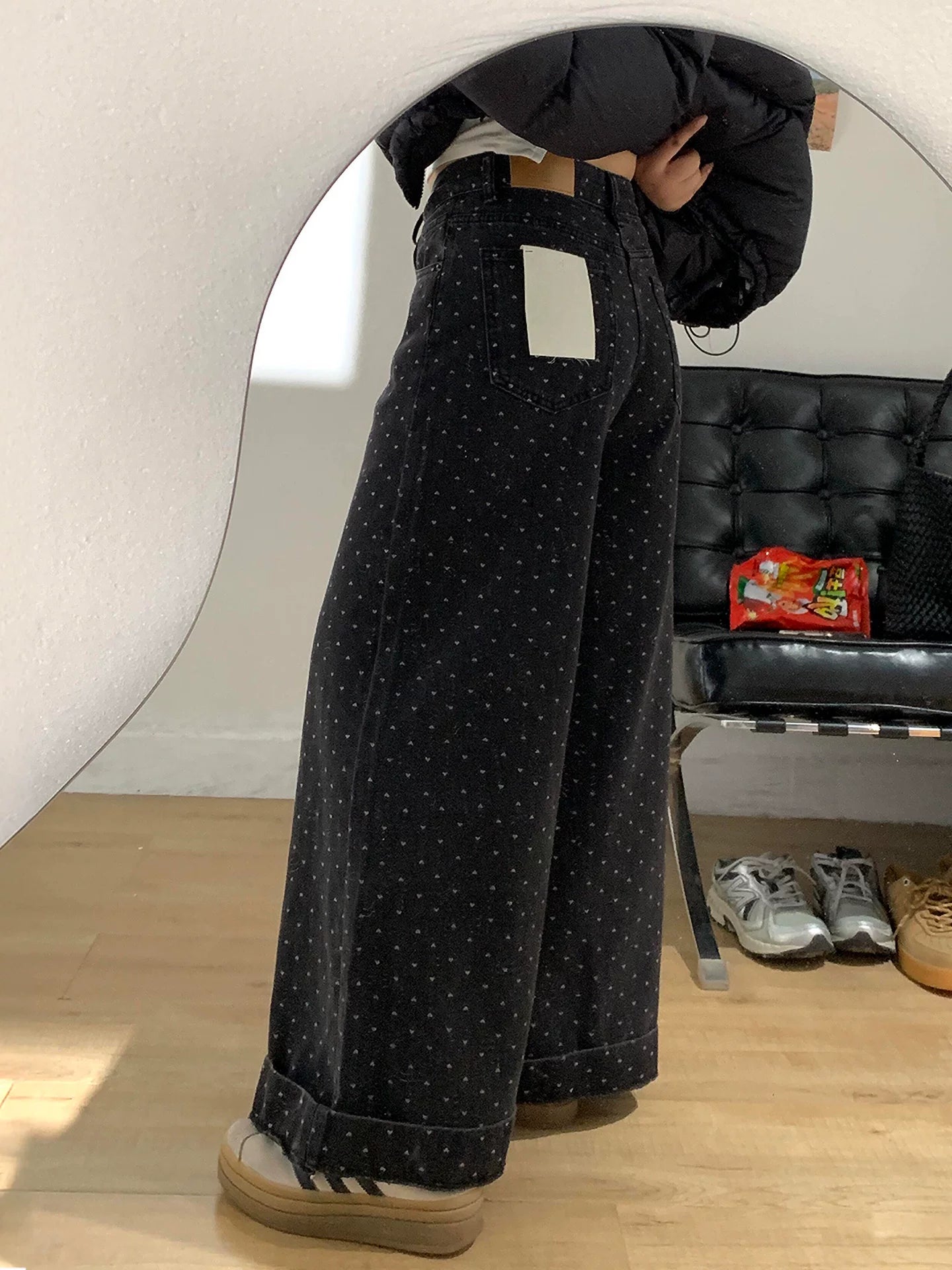 Qadınlar üçün qara retro ürək naxışlı enli ayaqlı cins şalvar, payız və qış, flis astarlı, böyük ölçülü, boş formalı, yüksək bel və pərdə.