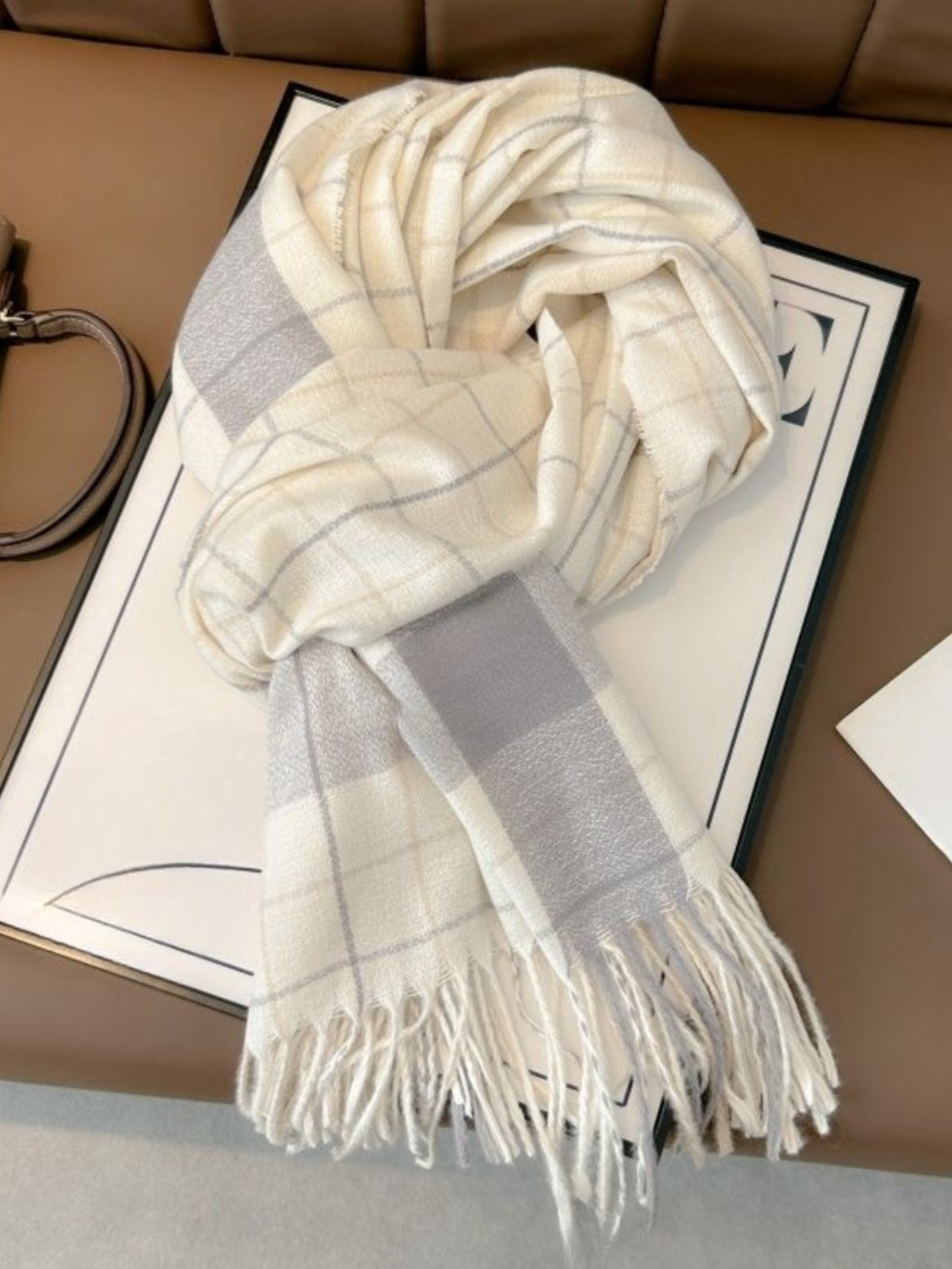 Kişilər və qadınlar üçün açıq-ağ rəngli dama-dama şərf, 2025-ci il yeni Koreya üslubunda, yüksək səviyyəli və çoxfunksiyalı, tələbə hədiyyəsi kimi mükəmməl, isti boyun isidicisi.