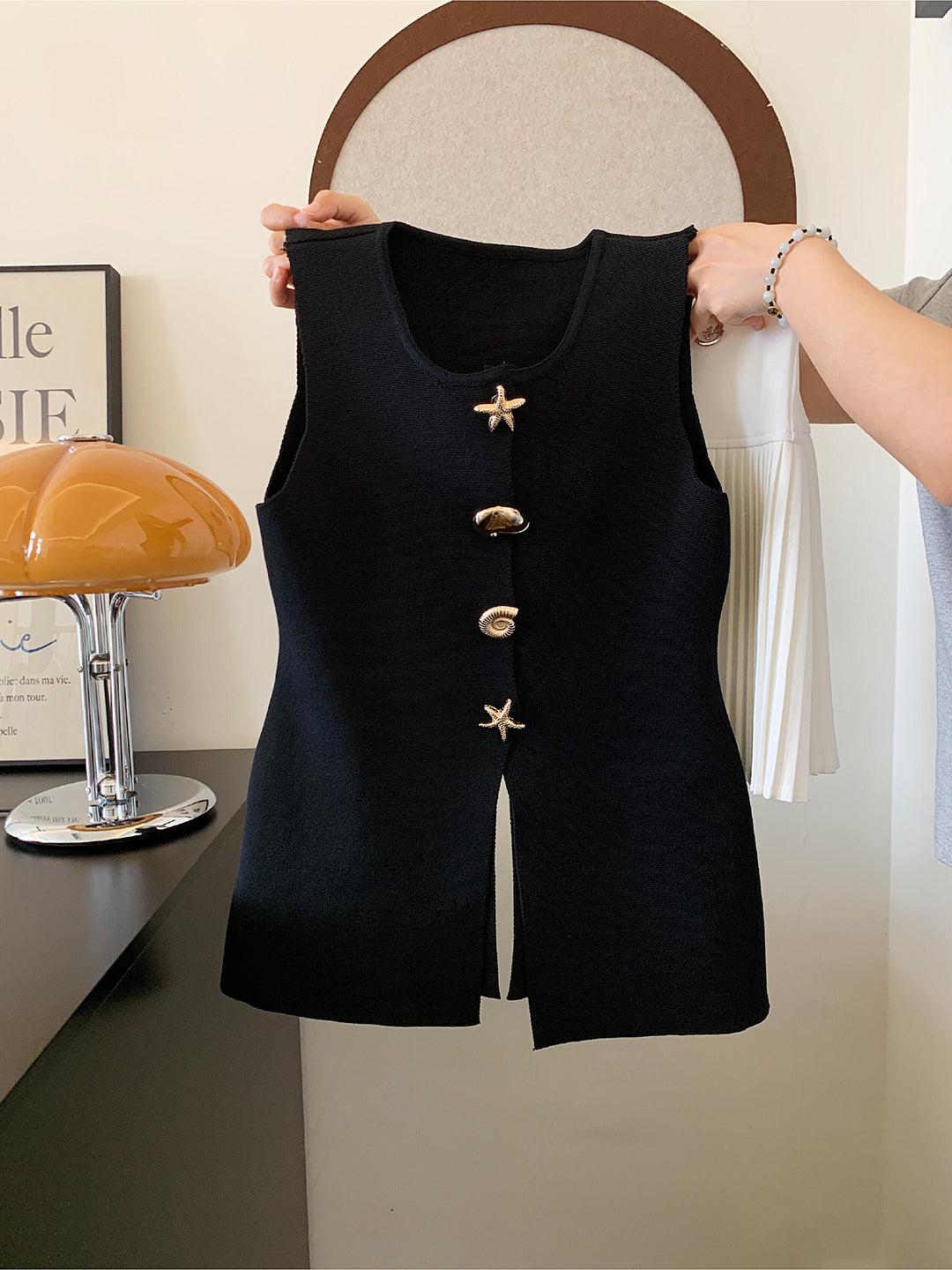 Qadınlar üçün super şık qara V-yaxalı jilet, üst geyim kimi geyinmək üçün mükəmməldir, 2025-ci ilin yeni modası, qolsuz və möhtəşəm.