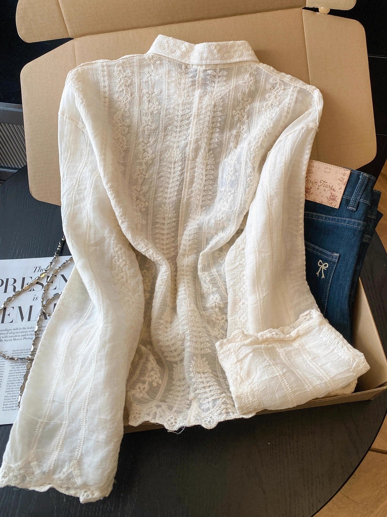 Yüksək səviyyəli Guangzhou On Üç Fabrikinin Ən Çox Satılan Məhsulu: Zərif Naxışlı Yaz və Payız üçün Qadın Uzunqollu Krujeva Jakarlı Naxışlı Köynək