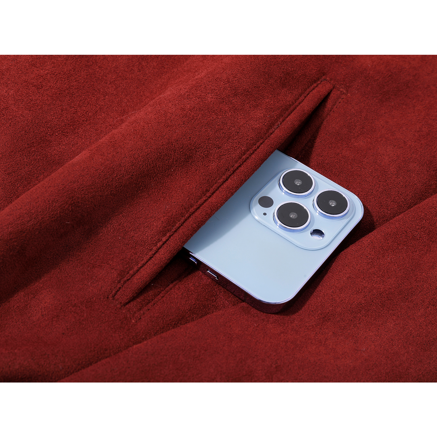 Cholisa-nın özünəməxsus və gözəl qış isti qırmızı qısa qalın paltosu, quzu yun yaxası olan qadın aşağı gödəkçəsi.