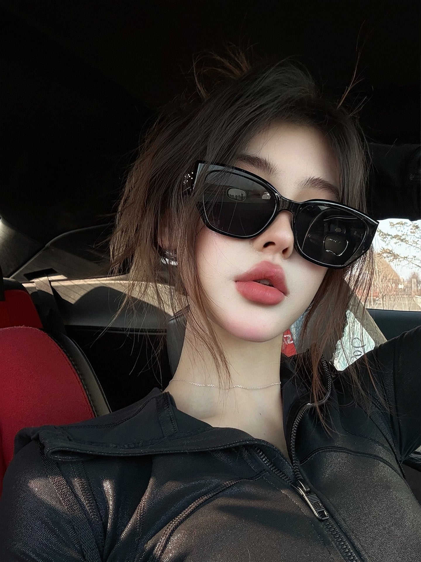 Qadınlar üçün retro pişik gözü qütblü günəş eynəklərinin Koreya versiyası, yüksək səviyyəli, anti-UV kölgəsi, üz göstərən, kiçik qara yay günəş eynəyi