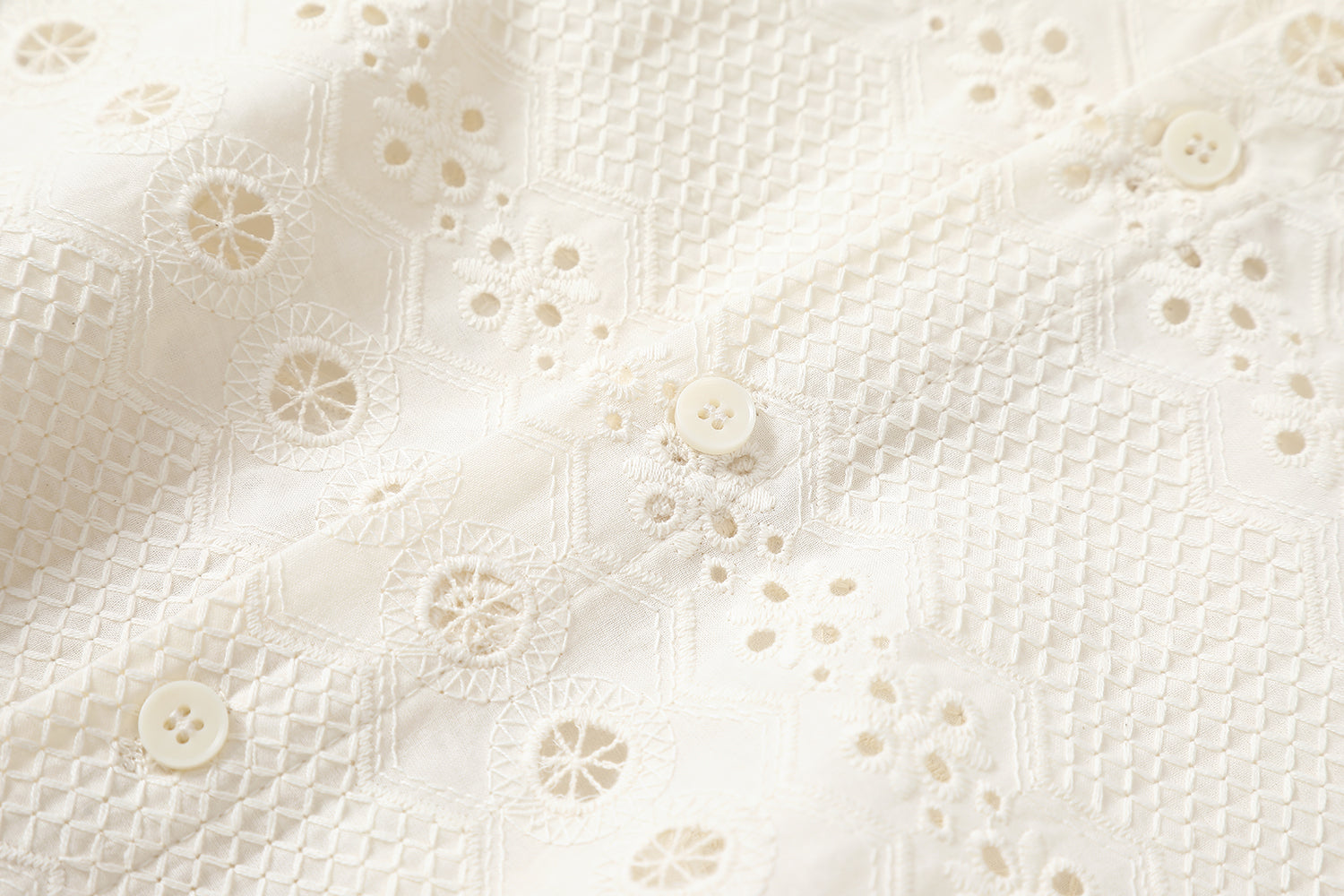 Bu ilin dəbli yeni, şık və gözəl qısaqol köynəklər və bluzlar, fransız üslubunda ilhamlanmış, peri üslubunda zəriflik nümayiş etdirir.