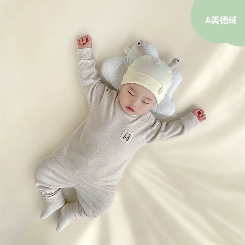 Qış üçün qalınlaşmış flis astarlı, sıx oturan termal alt paltarı, iki hissəli termal üst geyim və şalvarlı körpə geyim dəsti.