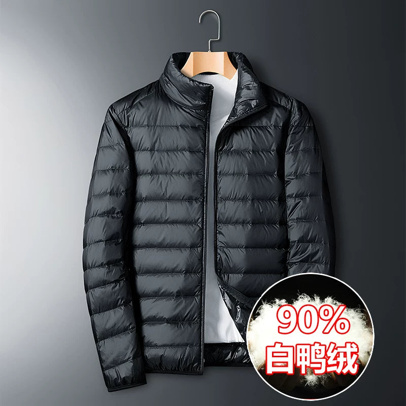 Ağacdələn 90% Ağ Ördək Tüklü Yüngül Tüklü Gödəkçə Kişilər üçün Qısa Stil Payız və Qış Yeni Stil Qısa Böyük Ölçülü İsti Küləkdən Qoruyucu Üst Geyim