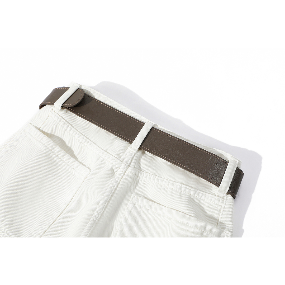 Cholisa-nın bu yaz qadınlar üçün məşhur olan yüksək belli cins şalvarları arıqladıcı, geniş və düz ayaqlar üçün yeni bir tərzdir.