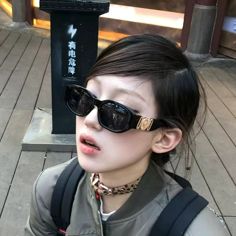 Qadınlar üçün Hong Kong üslubunda retro qara günəş eynəkləri moda Zhao Lusi eyni üslubda 2024 yeni ultrabənövşəyi mühafizə ilə yüksək səviyyəli günəş eynəyi