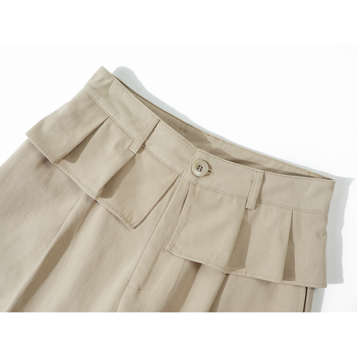 Chola Lisa-nın şık iki hissəli, ucu açıq gündəlik şalvarları yaz və payız üçün idealdır. Onlar yüksək belli, düz və enli ayaqlıdırlar.