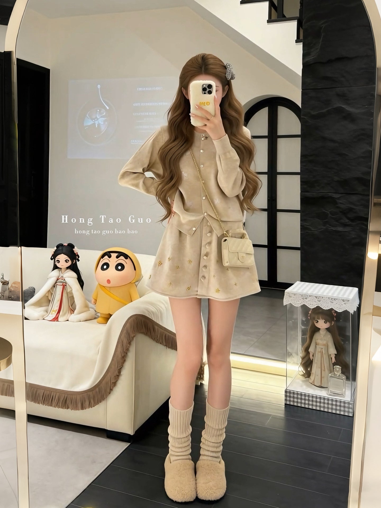 Erkən yaz Koreya üslubunda geyim: Chanel-dən ilhamlanmış yumşaq hırka və zəngin bəzəkli mini ətəkdən ibarət iki hissəli tam dəst.