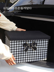 Baqaj təşkilatçıları, qatlanan saxlama qutuları və digər avtomobil saxlama həlləri daxil olmaqla, praktik avtomobil salonu aksesuarlarının tam kolleksiyası.