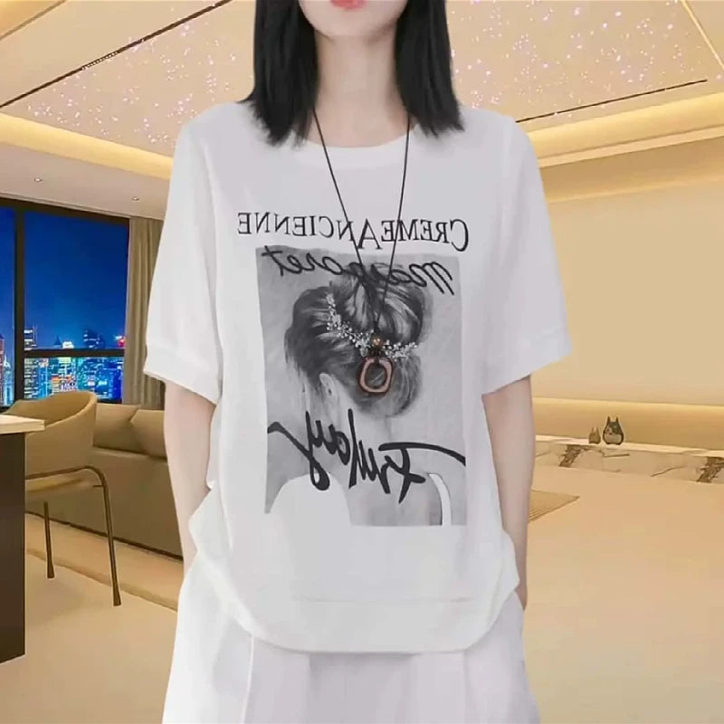 Böyük ölçülü, dəbli, çoxfunksiyalı, geniş qısaqollu qadınlar üçün futbolka, yeni 2026-cı ilin yayı modası, böyük ölçülü qadınlar üçün arıqladıcı, gözəl və gənclik üçün köynək.