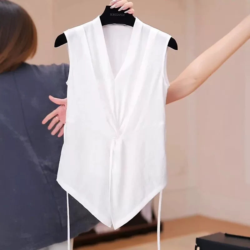 Qadınlar üçün böyük ölçülü qara V-yaxalı qolsuz köynək, 2026-cı ilin yayı üçün yeni model, dizayna uyğun bel hissəli, incəldən köynək.