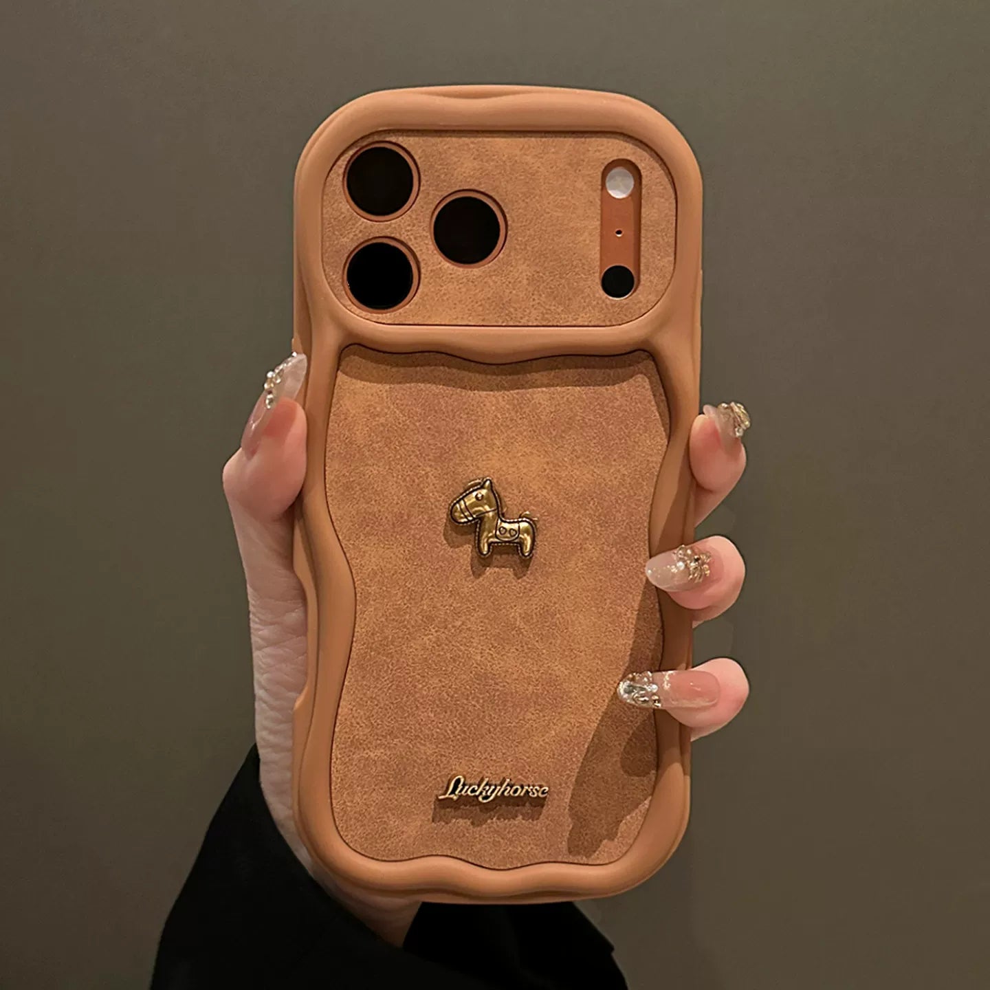Apple 17promax mobil telefon qutusu, yeni üçölçülü Golden Horse iphone17pro obyektiv, kişilər və qadınlar üçün hər şey daxil olmaqla yüksək səviyyəli 16pro yıxılmağa qarşı qoruyucu örtük və üstəlik yaradıcı niş 15 silikon yumşaq Yang üçün uyğundur.