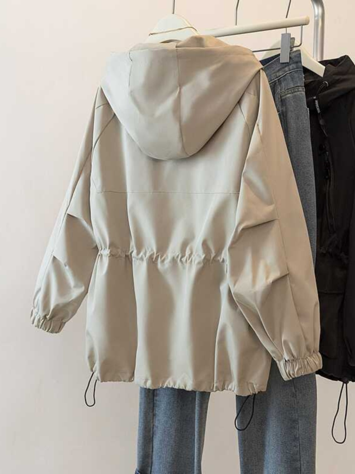 Qadınlar üçün böyük ölçülü, şık, geniş formalı, küləkdən qoruyucu gödəkçə, yaz üçün mükəmməldir, həm gözəl, həm də arıq, zərif və zərifdir.