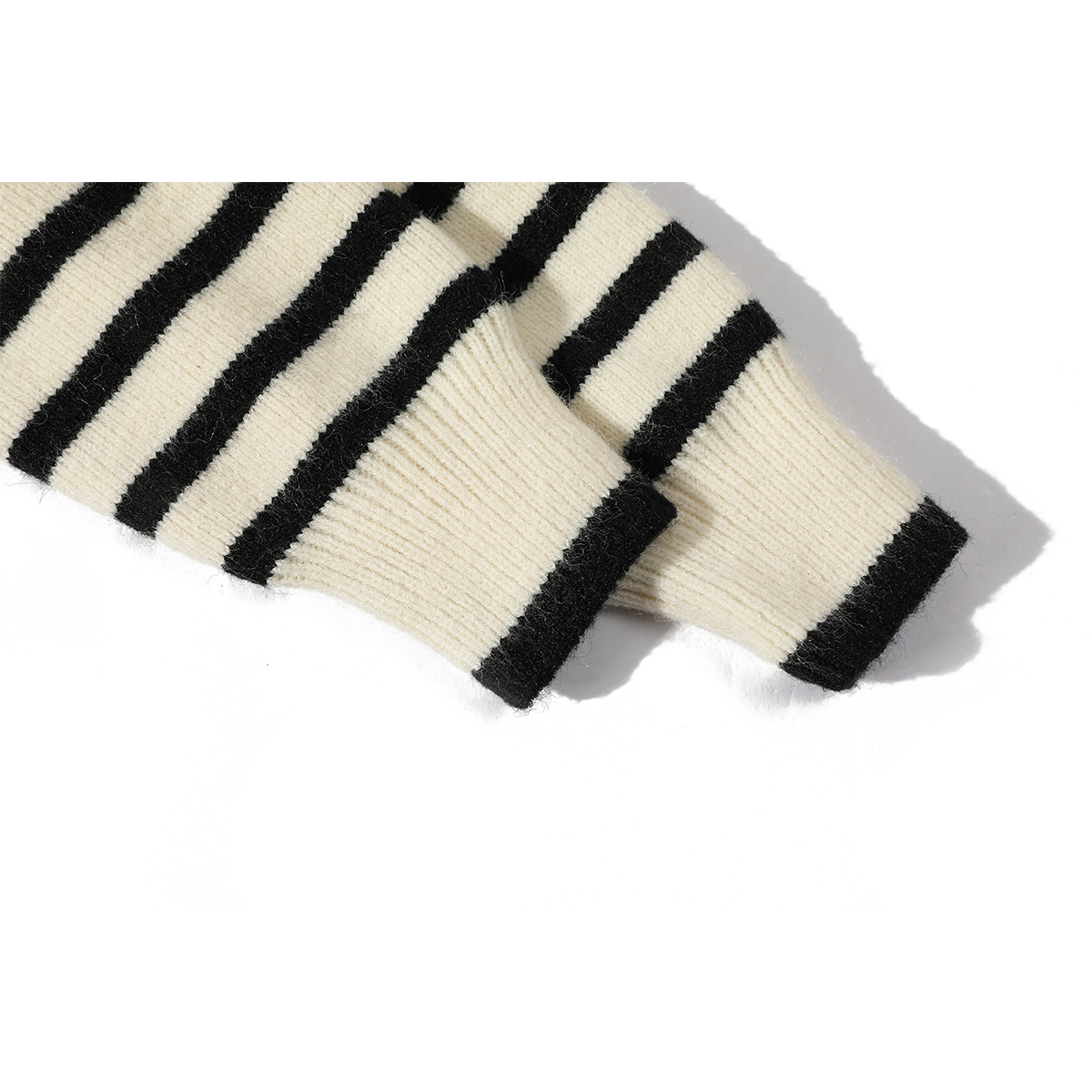 Cholisa-nın payız və qış üçün dəbli və özünəməxsus qırmızı zolaqlı qısa toxunma sviteri bu il dəbdədir.