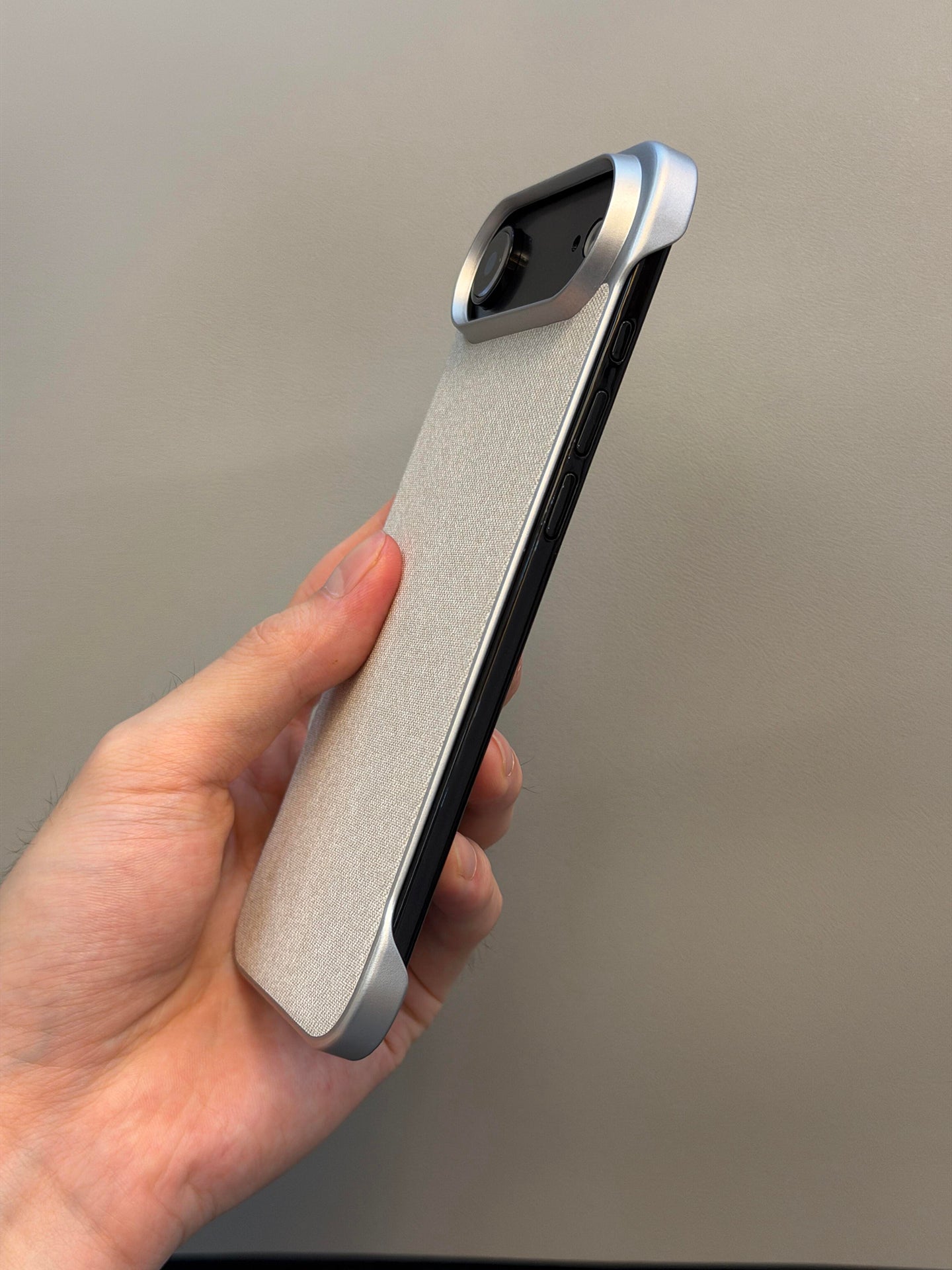 Kətan yun və kətan ədəbi parça tərə qarşı maqnit udma Air Apple 17proMax mobil telefon qutusu nazik 15/14plus sürüşməyə qarşı iPhone13 yeni 16Pro elektrolizlənmiş gümüş yarım paket çərçivəsiz sərt kompüter