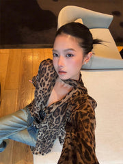 Sağa dönün / Çenin buddan yuxarı vəhşi canlılıq bəbir naxışlı lent rəngli qadın uzunqol köynəyi