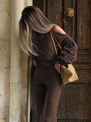 Dəbli qəhvəyi rəngli, çiyinləri açıq uzunqol köynək və geniş şalvar, iki hissəli dəst, 2025-ci ilin yaz/payız mövsümünün dəbli və dəbli üslubu.