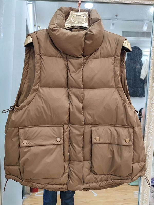 Qadınlar üçün böyük ölçülü, boş formalı, puflu gödəkçə/jilet, 2026-cı ilin payız/qış mövsümünün yeni üslubunda, böyük ölçülü qadınlar üçün dəbli və çoxfunksiyalı qolsuz puflu gödəkçə.