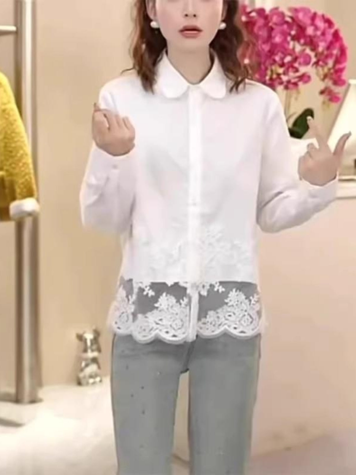 Böyük ölçülü qadın geyimləri, 2026-cı ilin yaz mövsümünün yeni modeli, krujeva ilə bəzədilmiş ağ köynək, bir az kök qadınlar üçün yaraşıqlı və arıqladıcı.