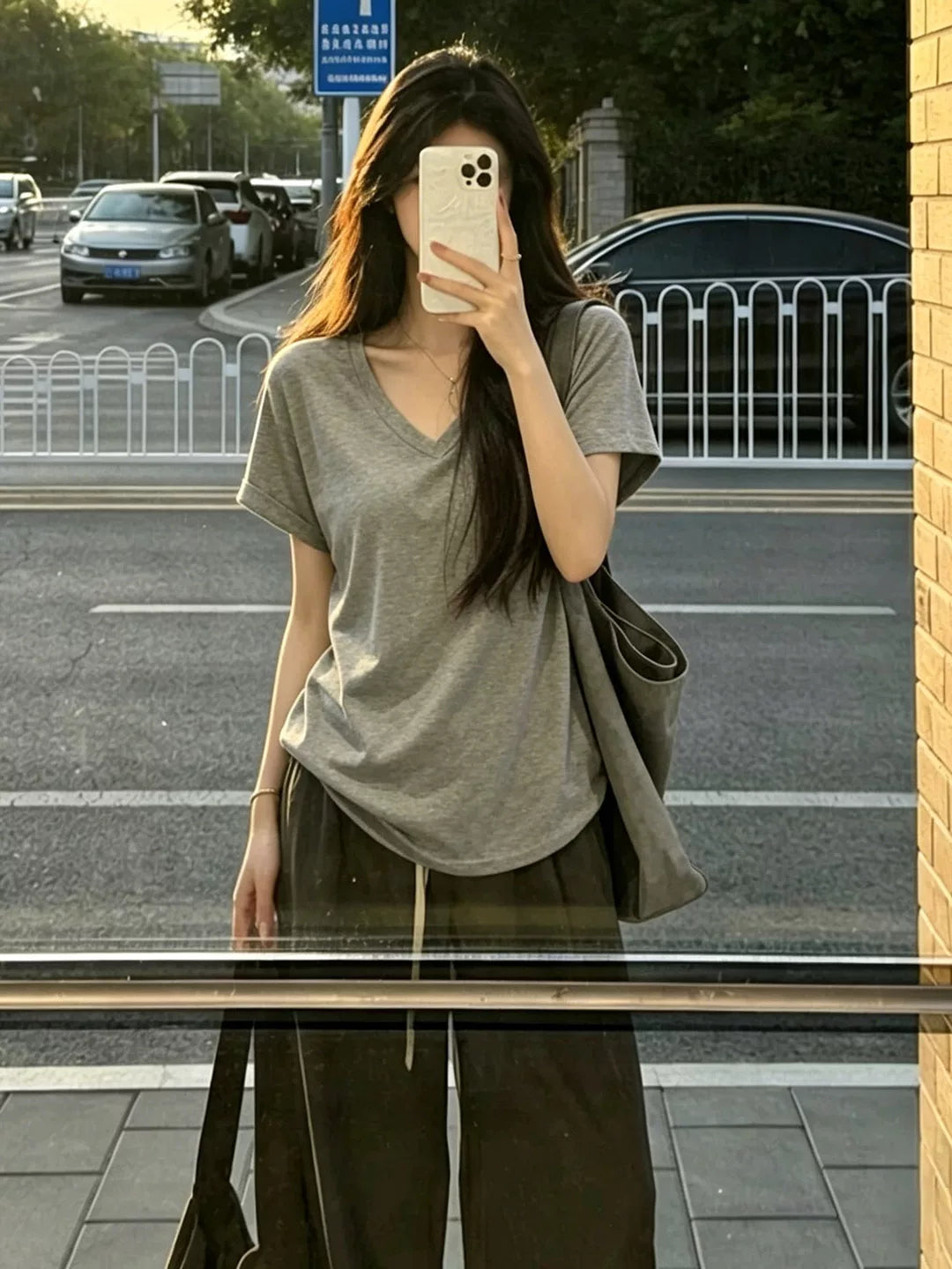 Sağ çiyinli V-yaxa düz rəngli qısaqol köynək Yay Koreya üslubunda boş nazik yarımqol top sadə çox yönlü təsadüfi köynək - 2