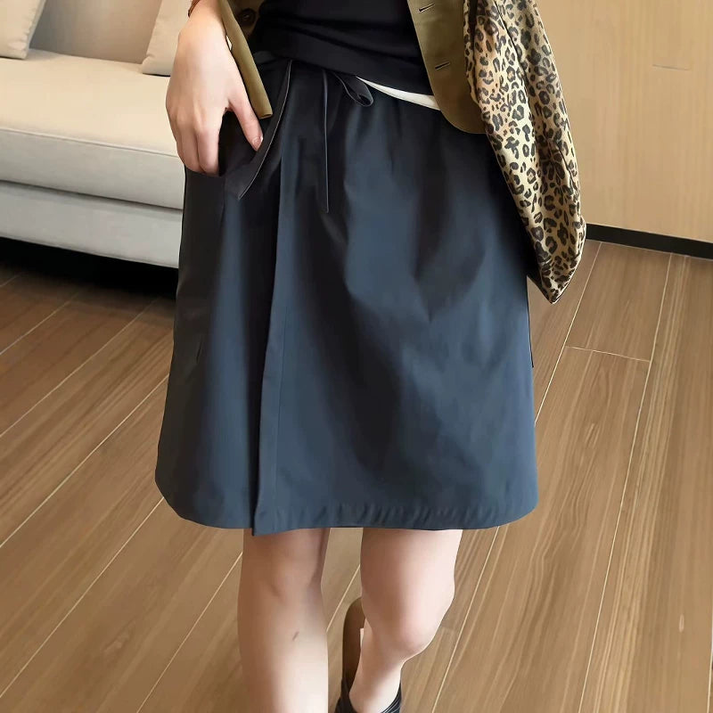 2026-cı ilin yayı üçün mükəmməl olan, böyük ölçülü, arıqladan, çoxfunksiyalı, yüksək belli gündəlik kulotlar. İncə, şık, geniş oturan enli şortlar.