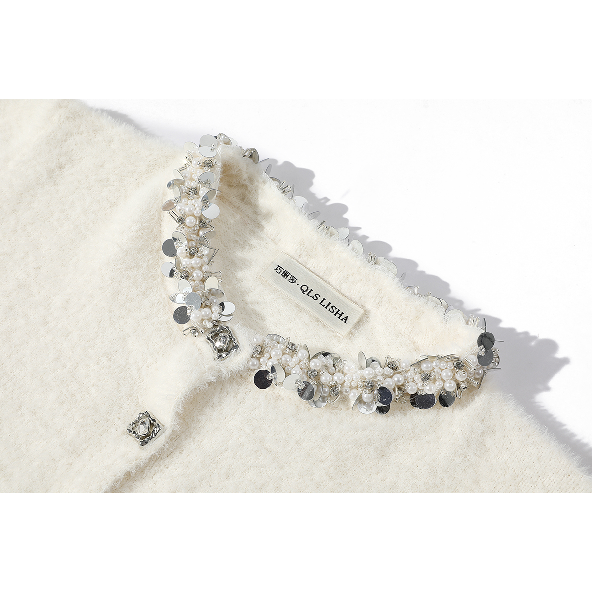 Cholisa-nın bu il qadınlar üçün unikal və gözəl hırka sviteri, payız və qış üçün mükəmməldir, rahat və zərif trikotaj tərzini əks etdirir.