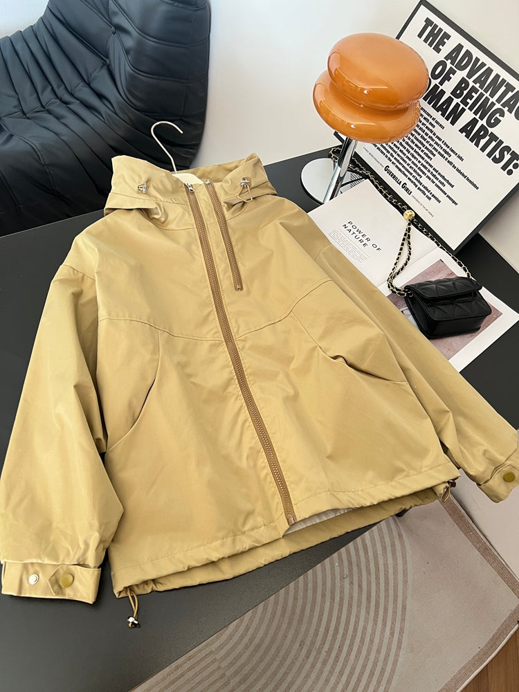 Yüksək keyfiyyətli qadın küləkdən qoruyucu gödəkçə, 2026-cı ilin yaz ayı, böyük ölçüdə, geniş formada, gənc, kapşonlu, şık gödəkçə.