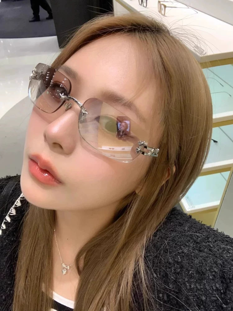Jennie'nin eyni üslublu çərçivəsiz günəş eynəyi qadınların yüksək səviyyəli birgə ulduz rhinestone isti qız tərzi Y2K günəş eynəyi trendi