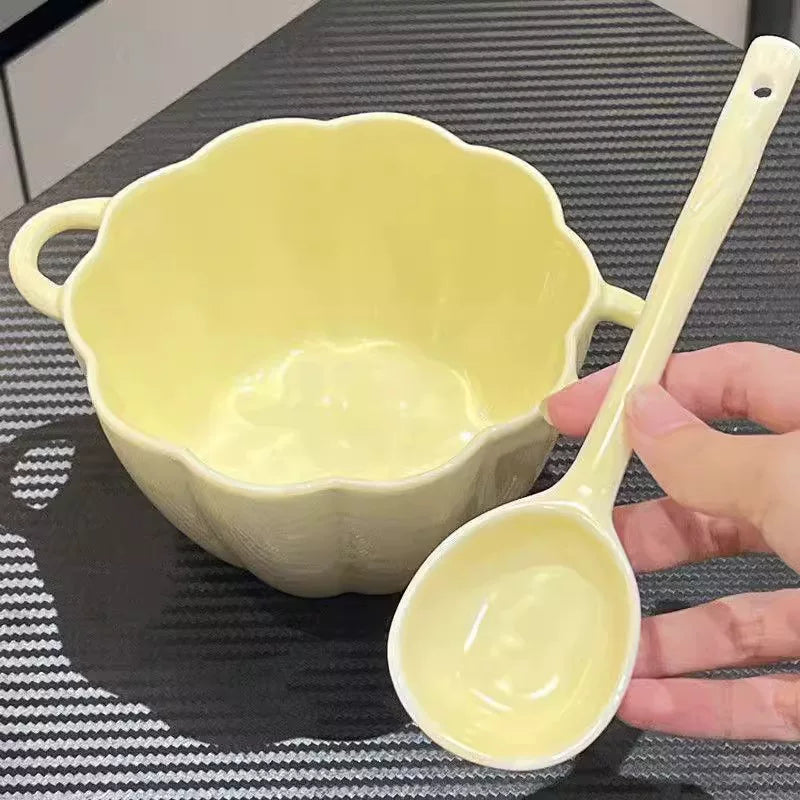 Ev istifadəsi üçün mükəmməl olan şirin krem tərzli keramika qab və qaşıq dəsti. Yüksək keyfiyyətli keramika dizaynı.