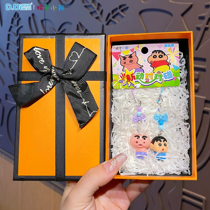 Orijinal Crayon Shin-chan Kiçik Burun Tutucu Telefon Zənciri 2025 Yeni Stil Qulaqlıq Avtomobil Açar Zənciri Sırt Çantası Kulon Açar Zənciri