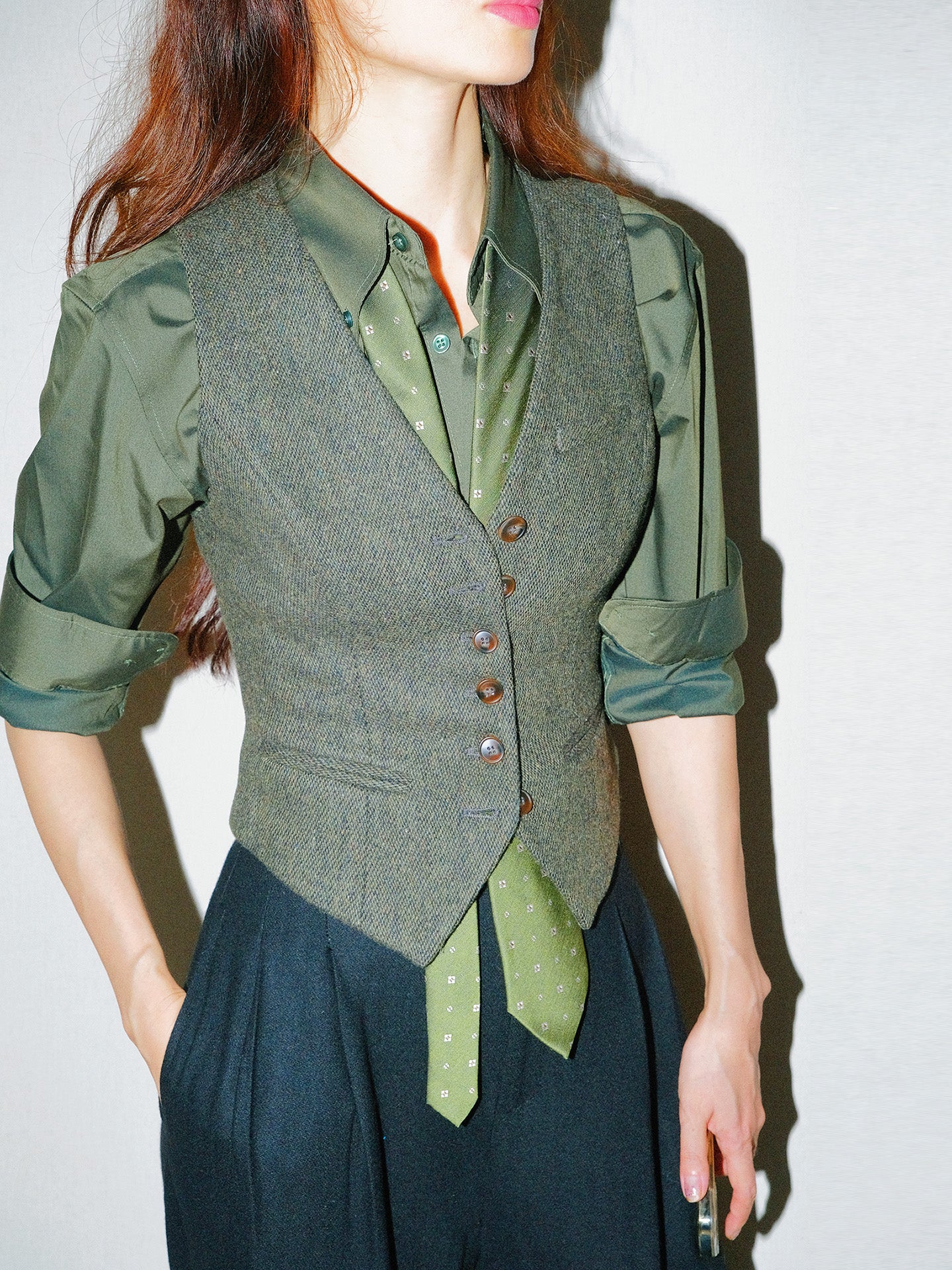 2025 Tünd Yaşıl Yun Jilet, Tünd Yaşıl Köynək Dəsti, Yüksək Bel Geniş Ayaqlı Şalvar, Professional Uniseks Üç Hissəli Dəst