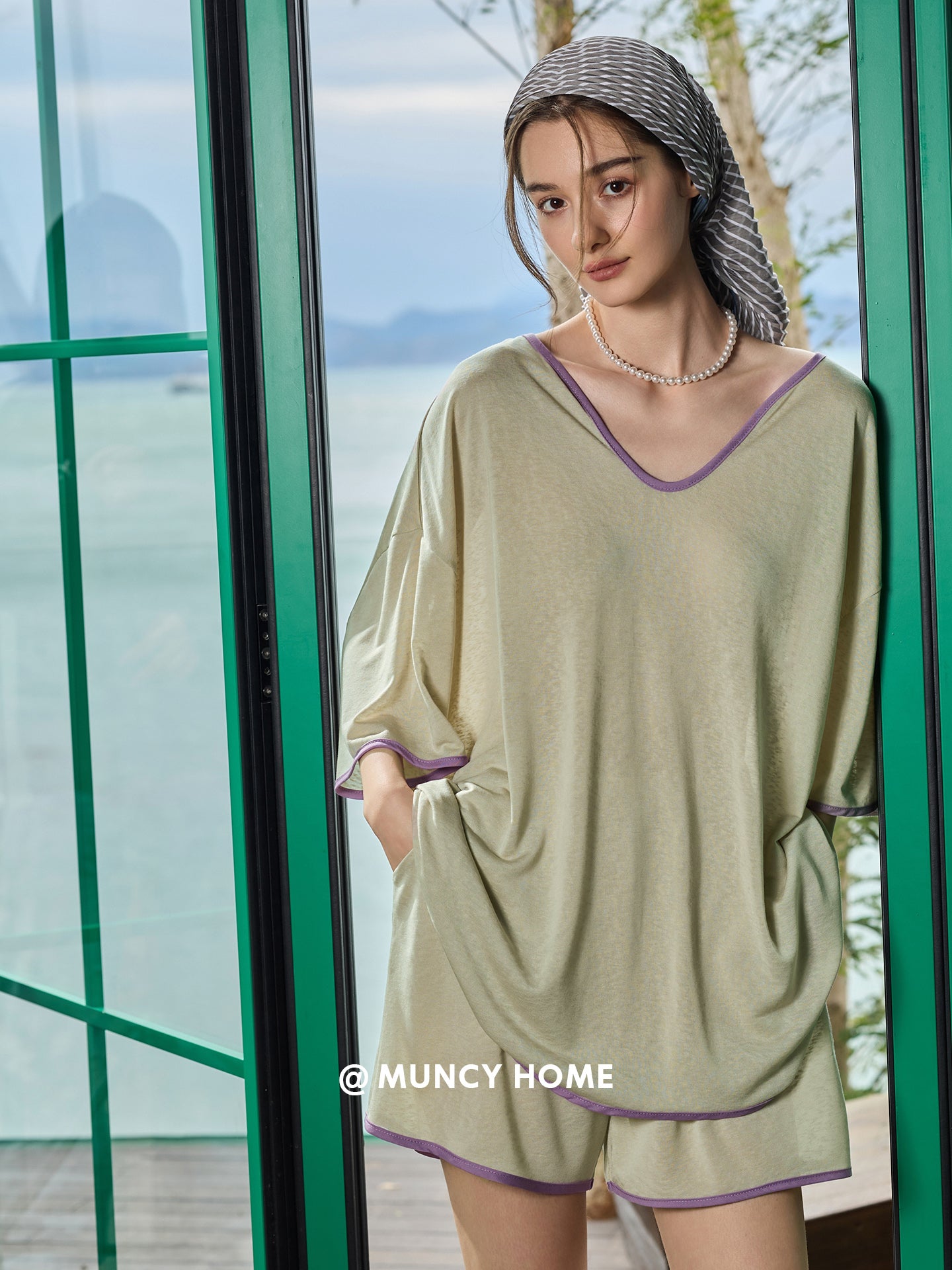 Kişi üslubunda "sadə və zərif" Lyocell pijama qadınlar üçün döş yastiqciqları ilə yay nazik pullover boş qısaqol ev paltarı