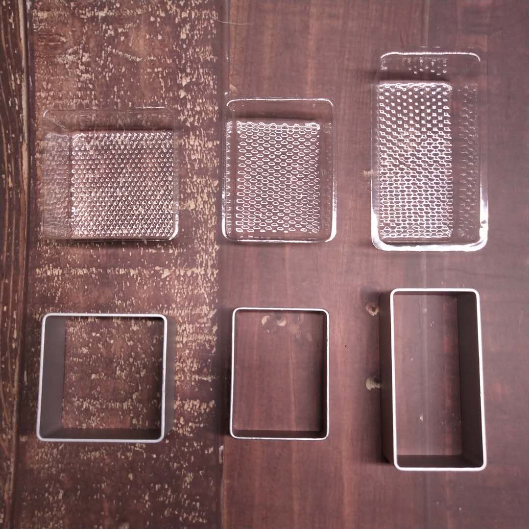 Ananaslı tortun daxili qabları 3771, 3752, 3535 müxtəlif spesifikasiyalarda mövcuddur. Biskvit və maş lobya tortlarının qablaşdırılması üçün şəffaf daxili qablar.