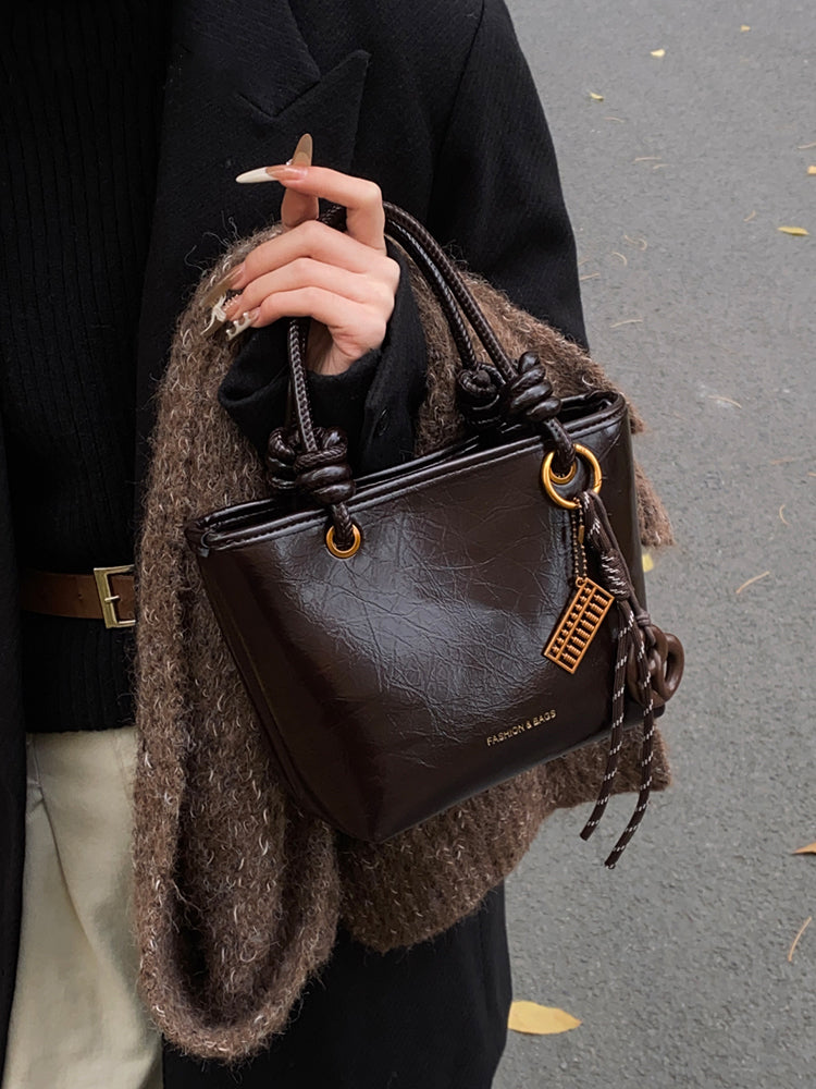 Yüksək səviyyəli, trenddə olan qadınlar üçün kiçik çanta, 2025-ci ilin yeni payız/qış üslubunda, vedrə çantası, sadə lüks, niş üslublu çarpaz bədən çantası.