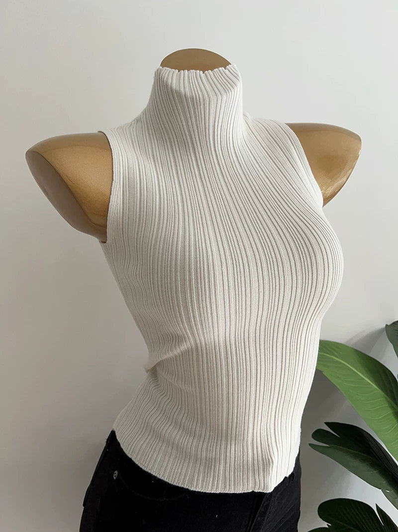 Çox yönlüdür! Bu Koreya üslubunda, şık, hündür yaxalı, qabırğalı qolsuz jilet əsas təbəqənin üzərinə qat-qat geyinmək üçün idealdır.